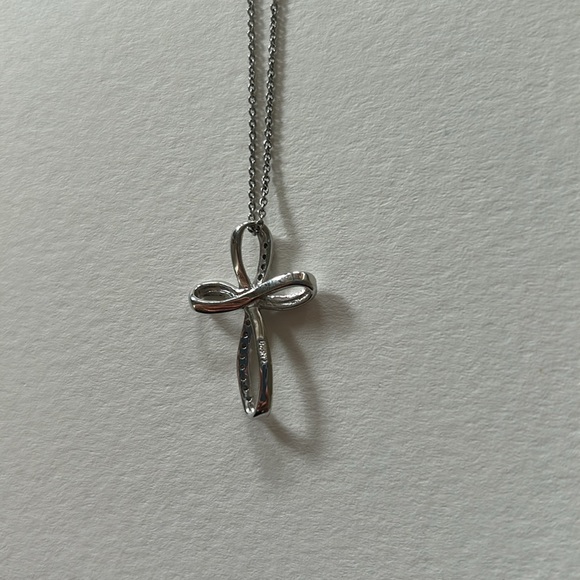 Dainty Silver cross necklace with small diamonds (real) - Picture 5 of 7